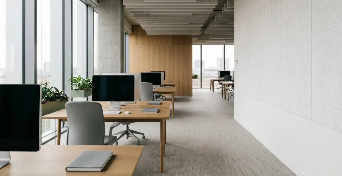 Bureau moderne avec revêtement de sol acoustique réduisant le bruit ambiant