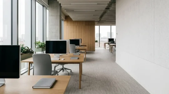 Bureau moderne avec revêtement de sol acoustique réduisant le bruit ambiant
