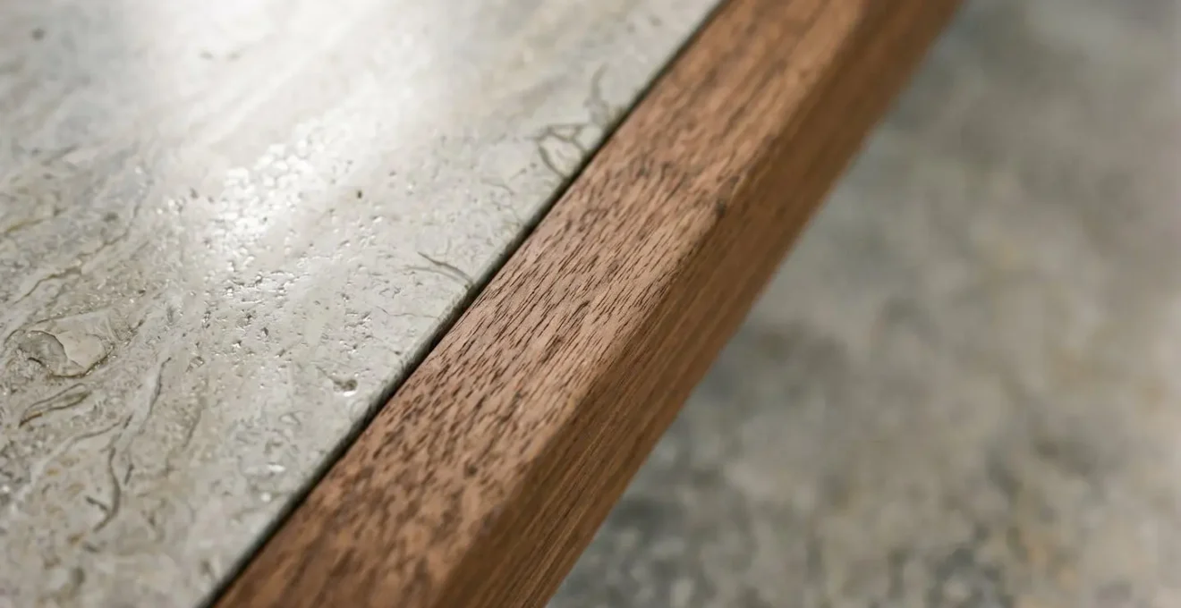 Détail raffiné d'une finition de sol haut de gamme dans un projet de luxe