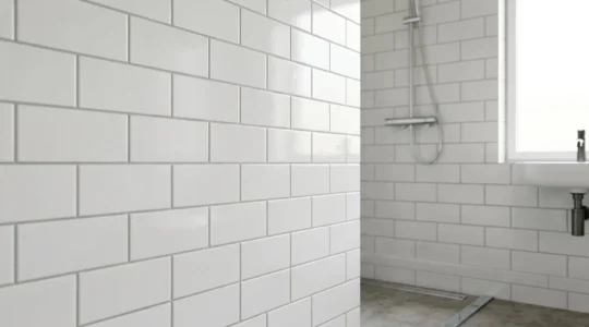 Détail de faïence murale dans une salle de bains familiale contemporaine avec finitions en grès cérame