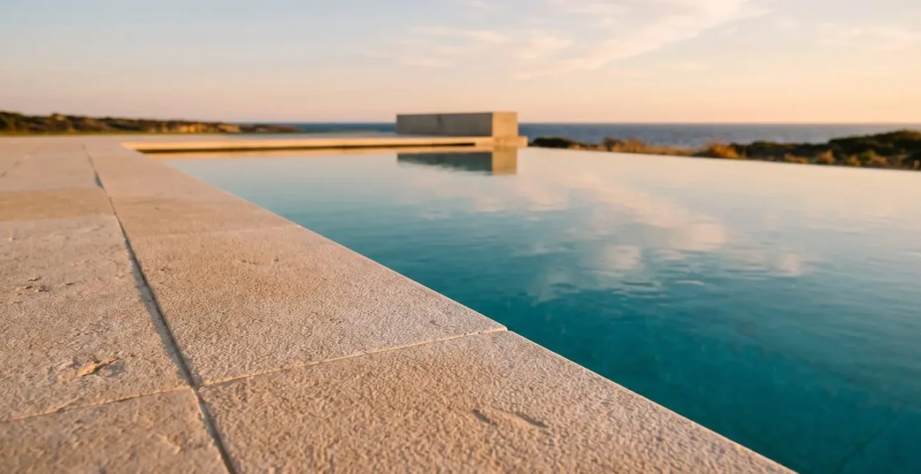 Margelles de piscine antidérapantes combinant sécurité et confort pour une utilisation pieds nus