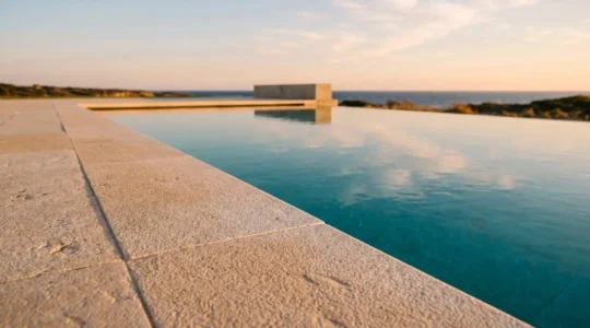 Margelles de piscine antidérapantes combinant sécurité et confort pour une utilisation pieds nus