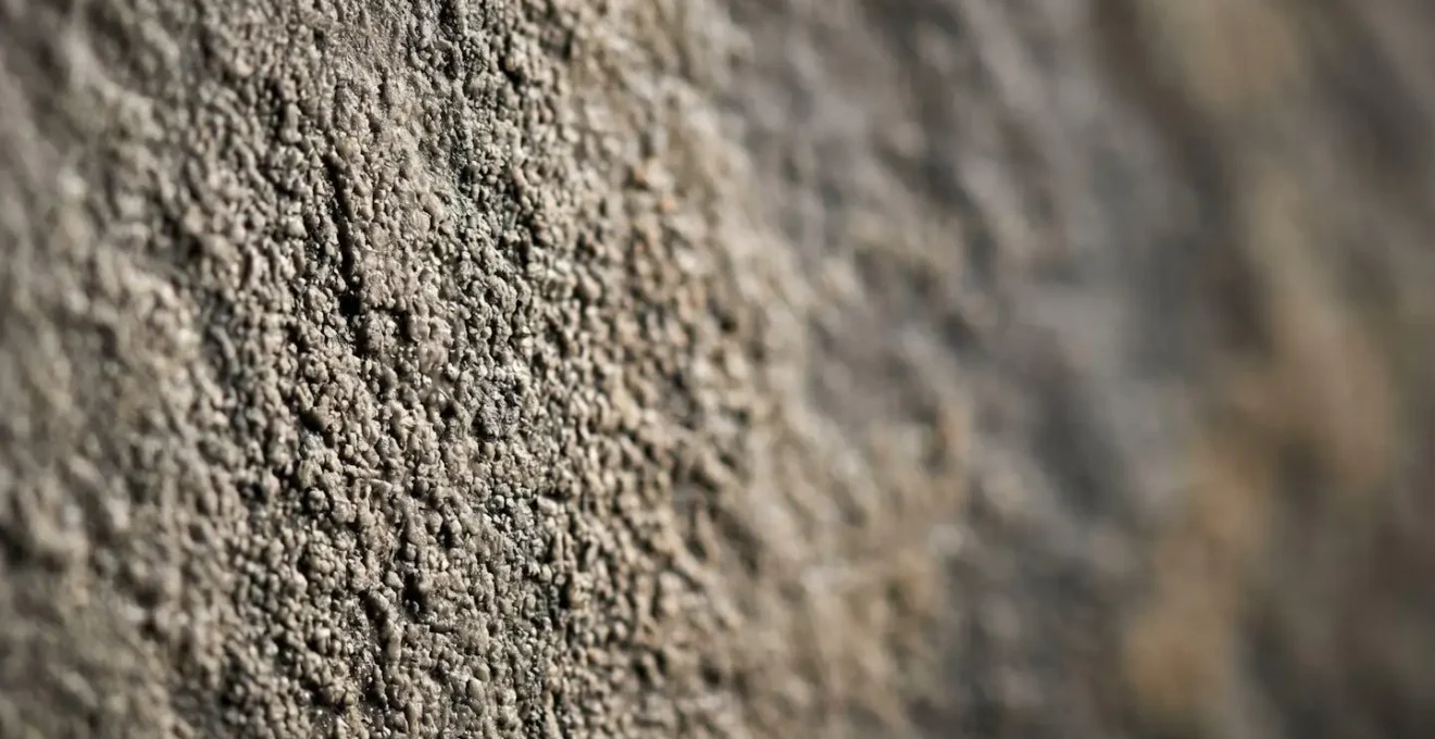 Gros plan macro sur la texture d'un carreau antidérapant montrant la micro-rugosité de surface et les reliefs structurés