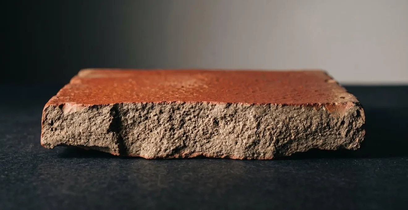 Vue en coupe d'un carreau en grès cérame montrant la structure en pleine masse avec micro-structuration intégrée