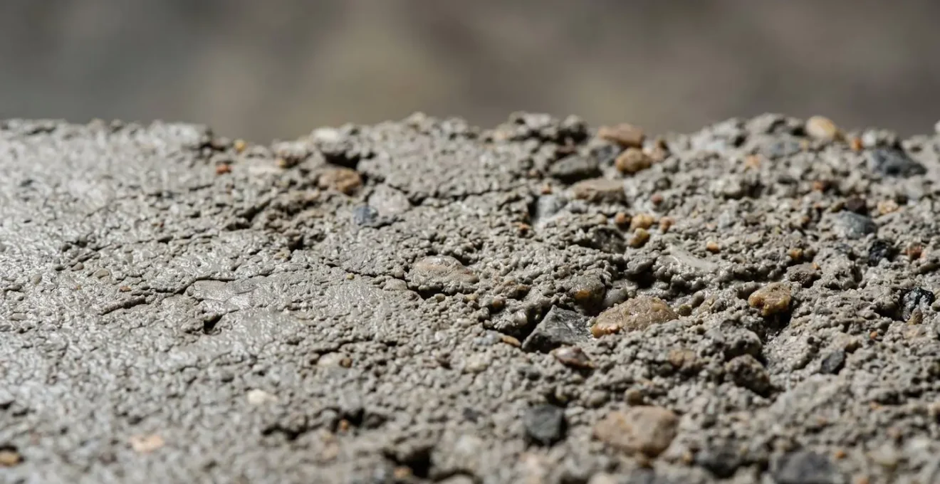 Gros plan macro sur la texture du béton frais au moment optimal du sciage des joints