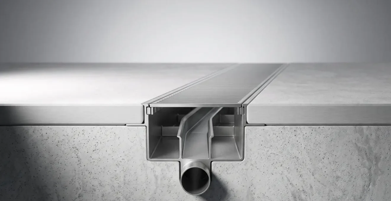 Vue en coupe d'un système de drainage linéaire moderne pour plage de piscine avec profil technique