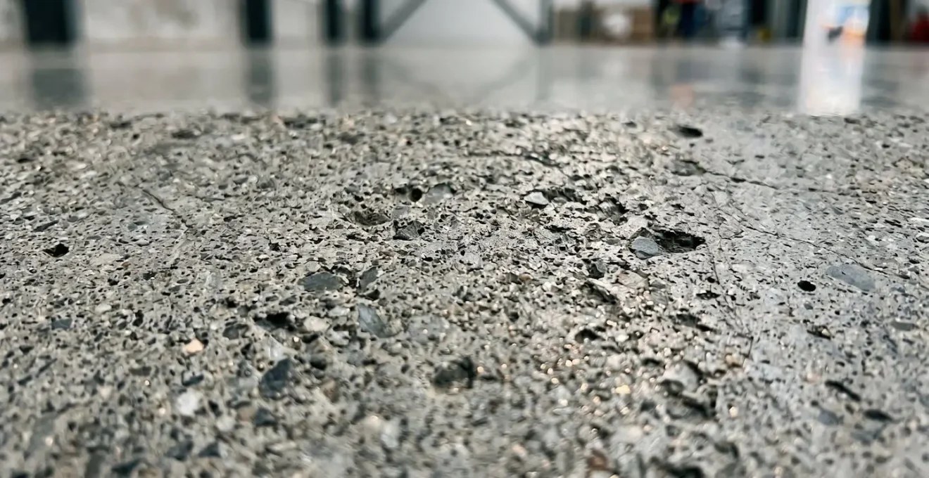 Gros plan sur la texture d'un béton industriel haute performance montrant sa structure granulaire
