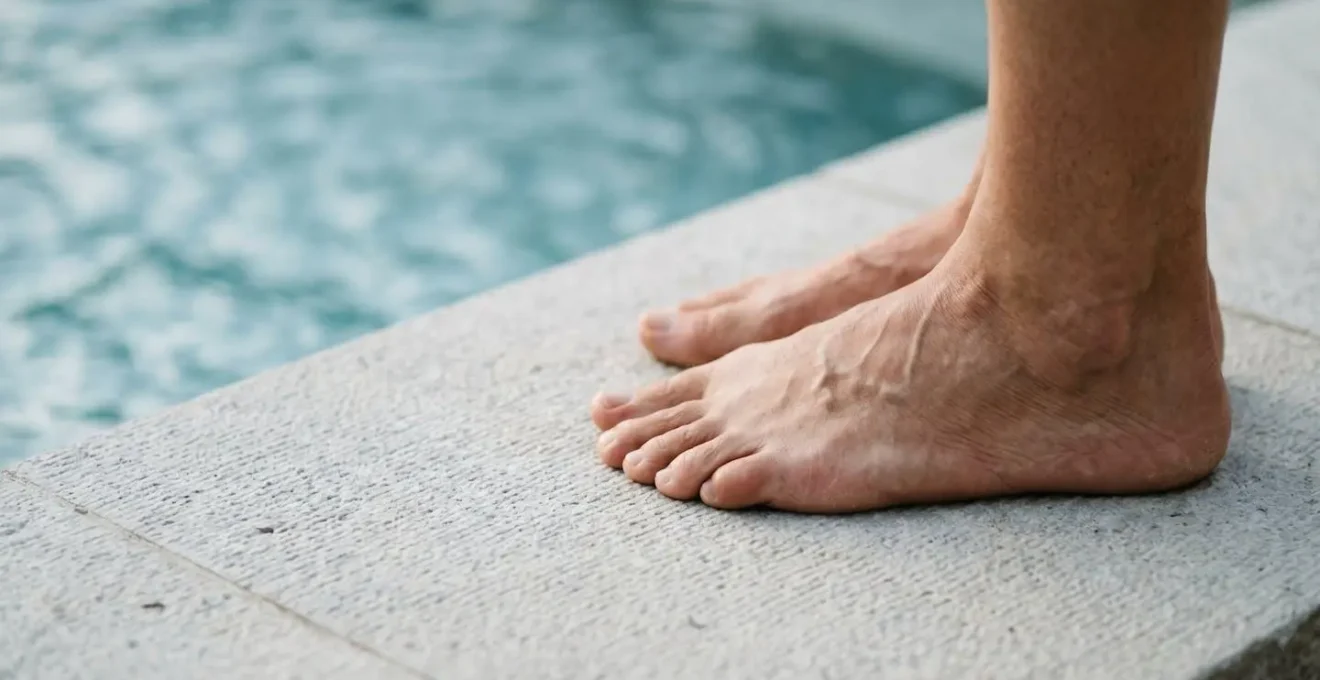 Gros plan sur texture de margelle de piscine antidérapante avec finition confortable pour pieds nus